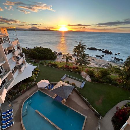 Coral Cove Apartments - Absolute Beachfront Resort Bowen Exteriör bild