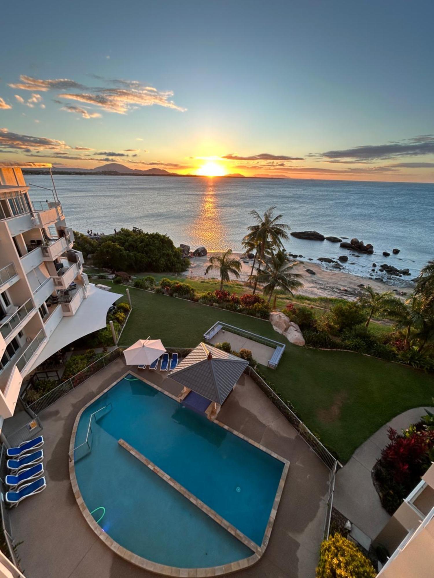Coral Cove Apartments - Absolute Beachfront Resort Bowen Exteriör bild