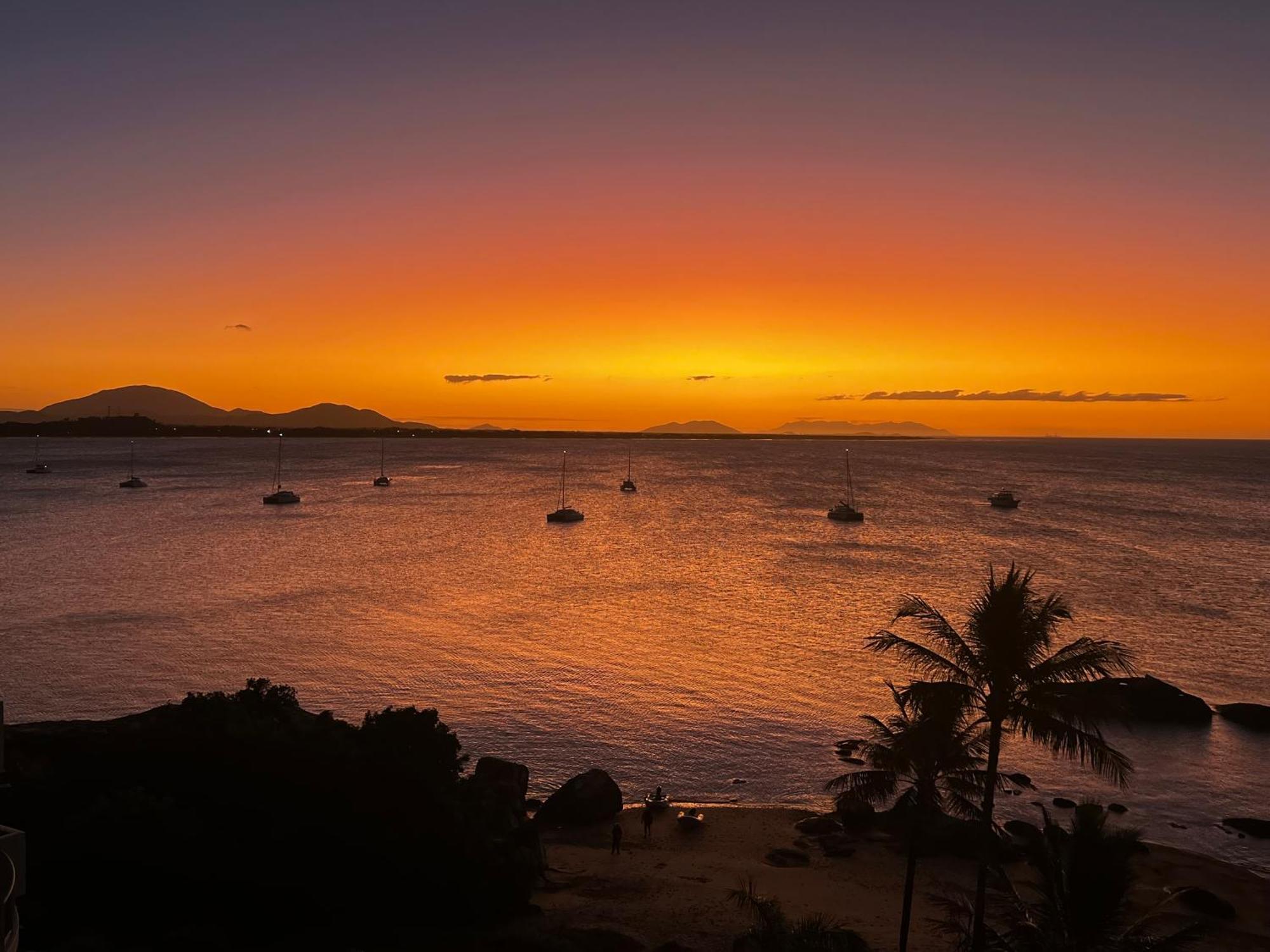 Coral Cove Apartments - Absolute Beachfront Resort Bowen Exteriör bild