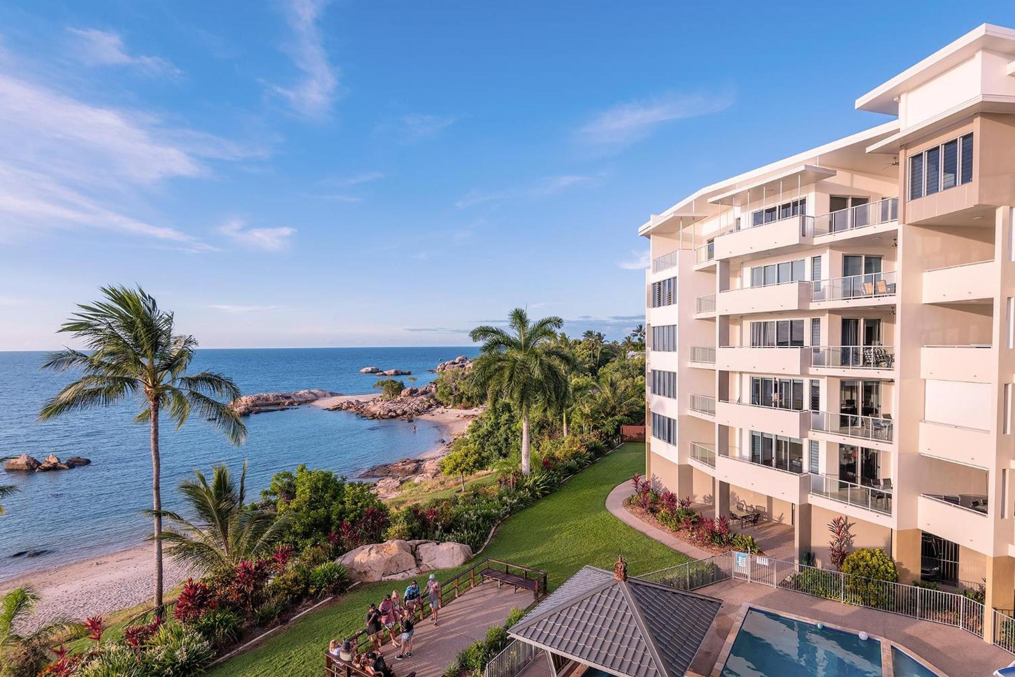 Coral Cove Apartments - Absolute Beachfront Resort Bowen Exteriör bild