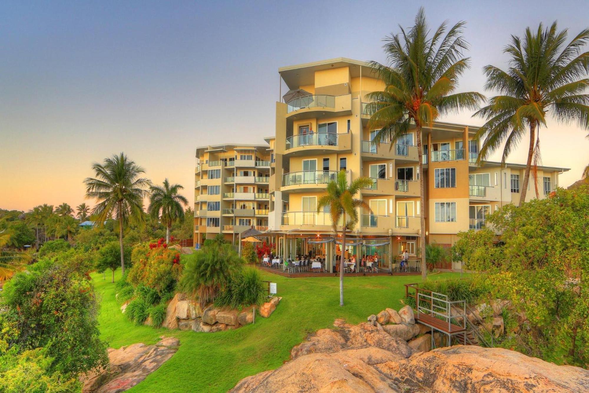 Coral Cove Apartments - Absolute Beachfront Resort Bowen Exteriör bild