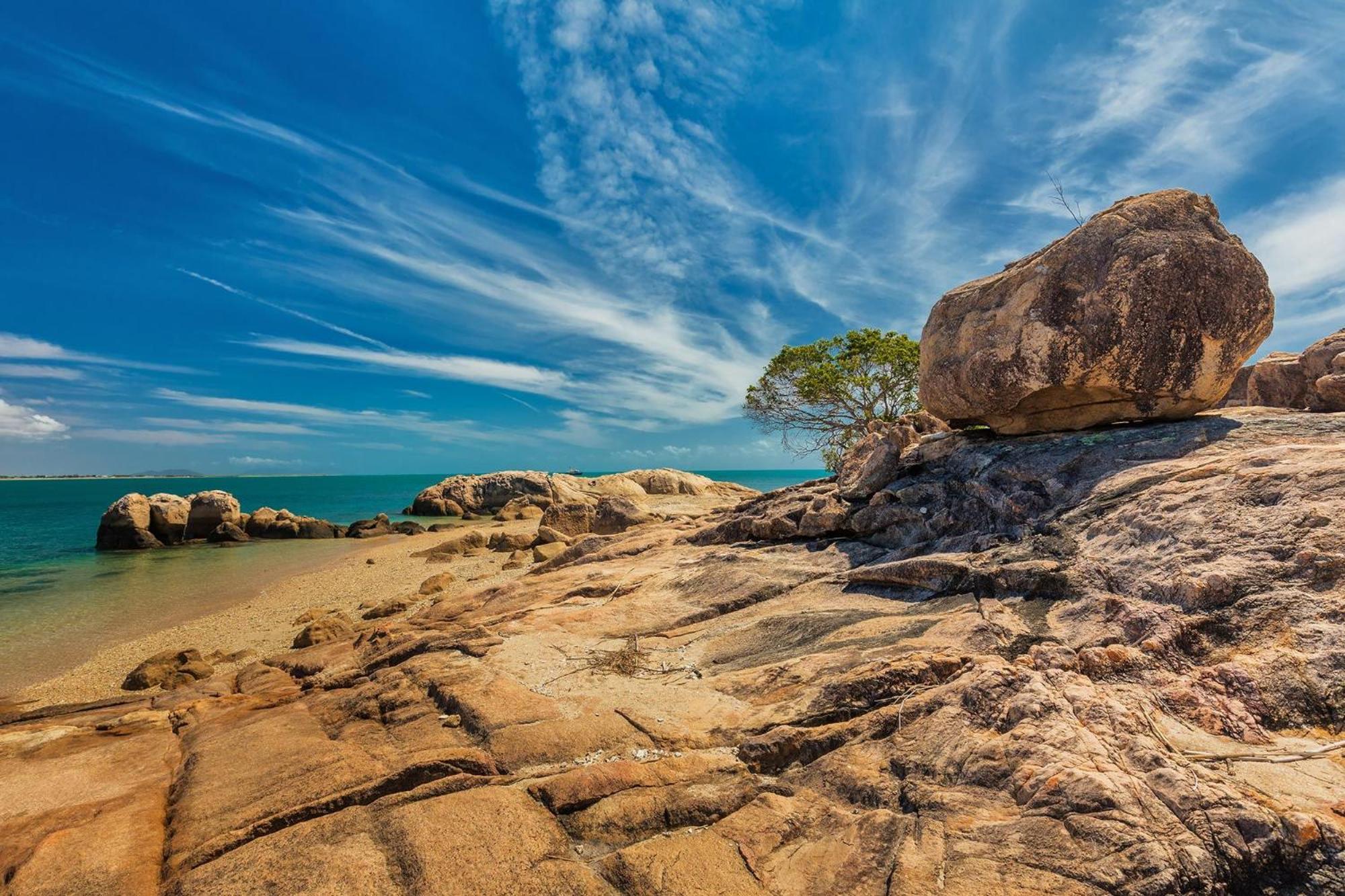 Coral Cove Apartments - Absolute Beachfront Resort Bowen Exteriör bild