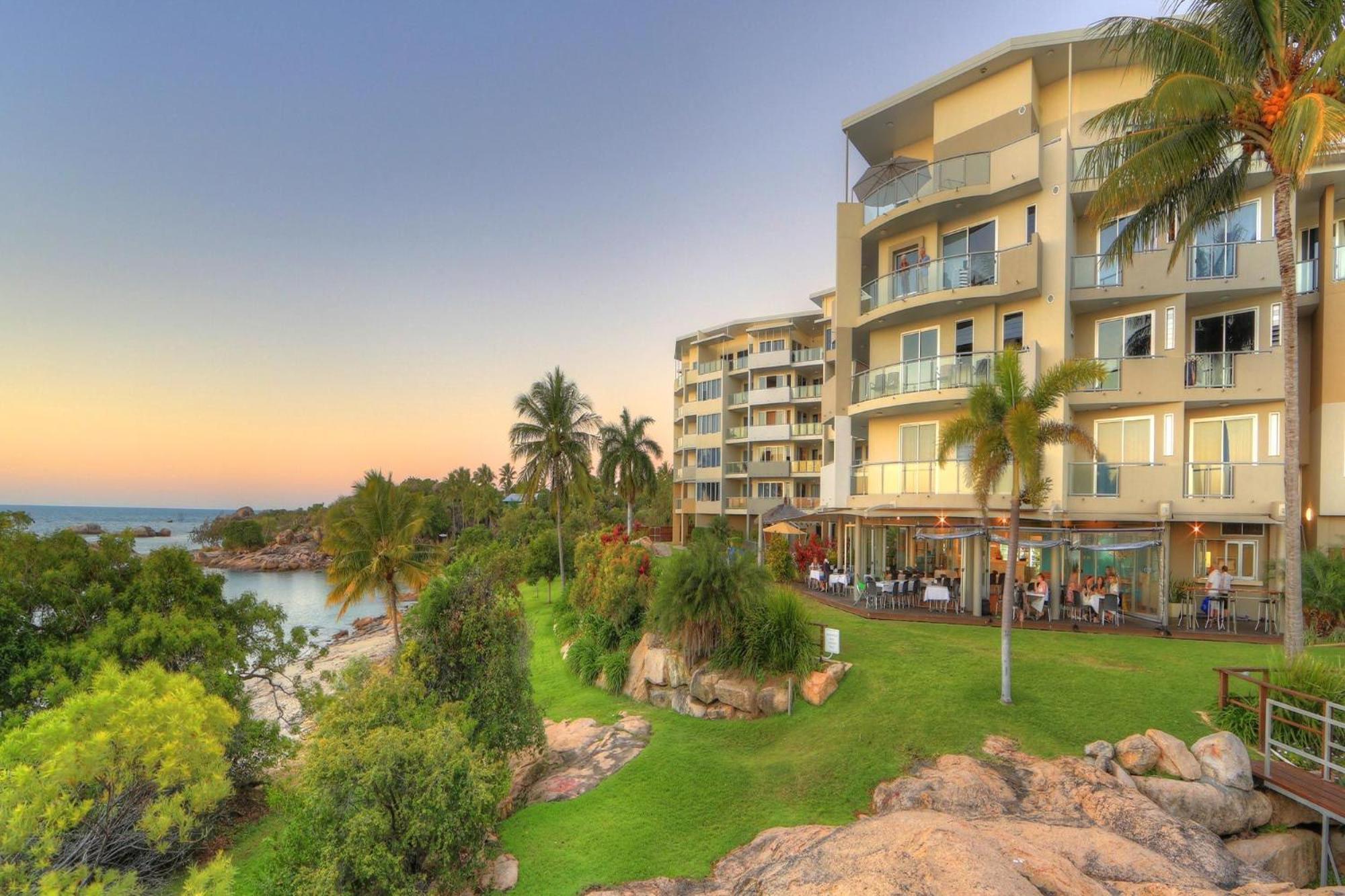 Coral Cove Apartments - Absolute Beachfront Resort Bowen Exteriör bild