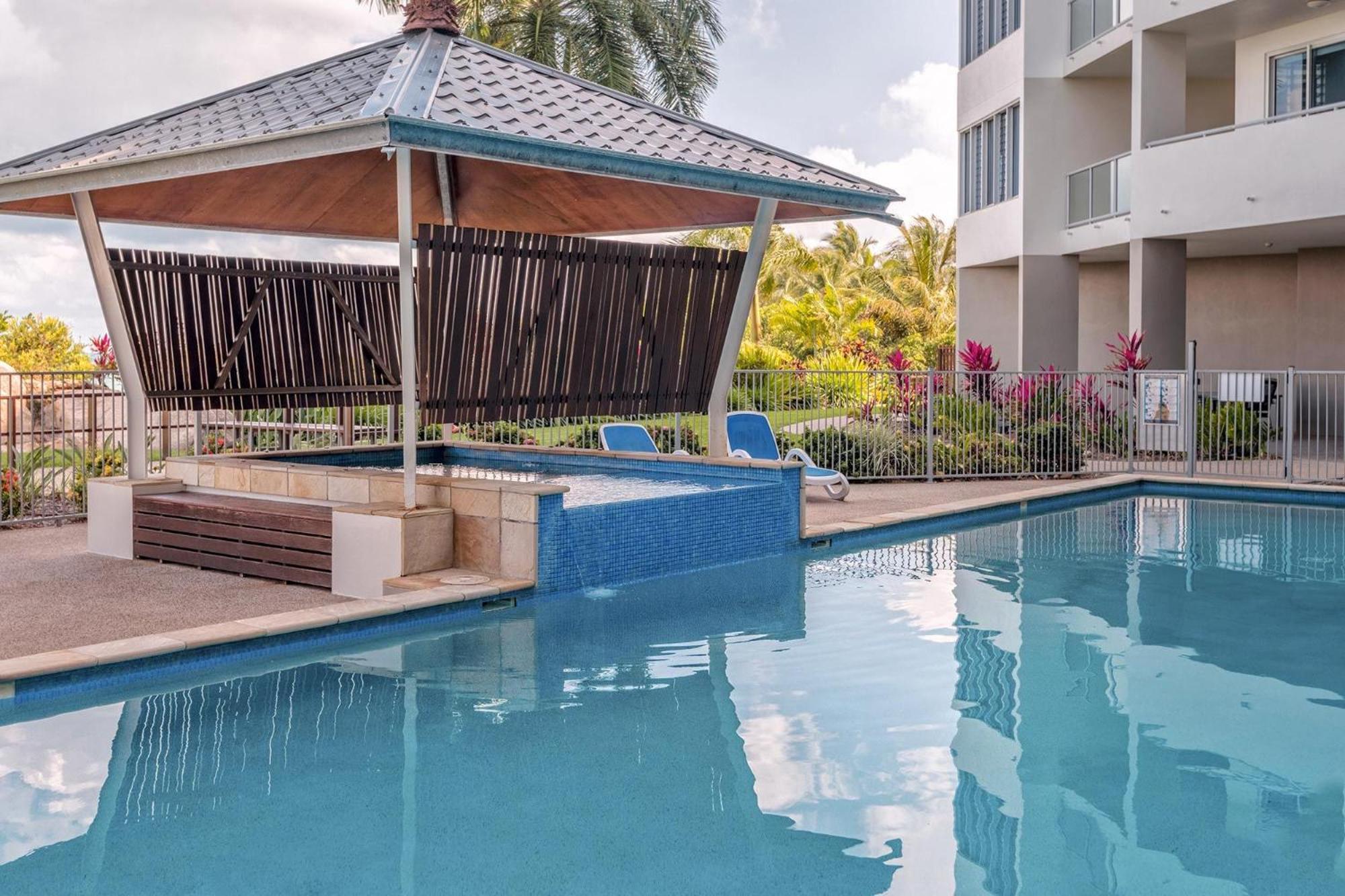 Coral Cove Apartments - Absolute Beachfront Resort Bowen Exteriör bild