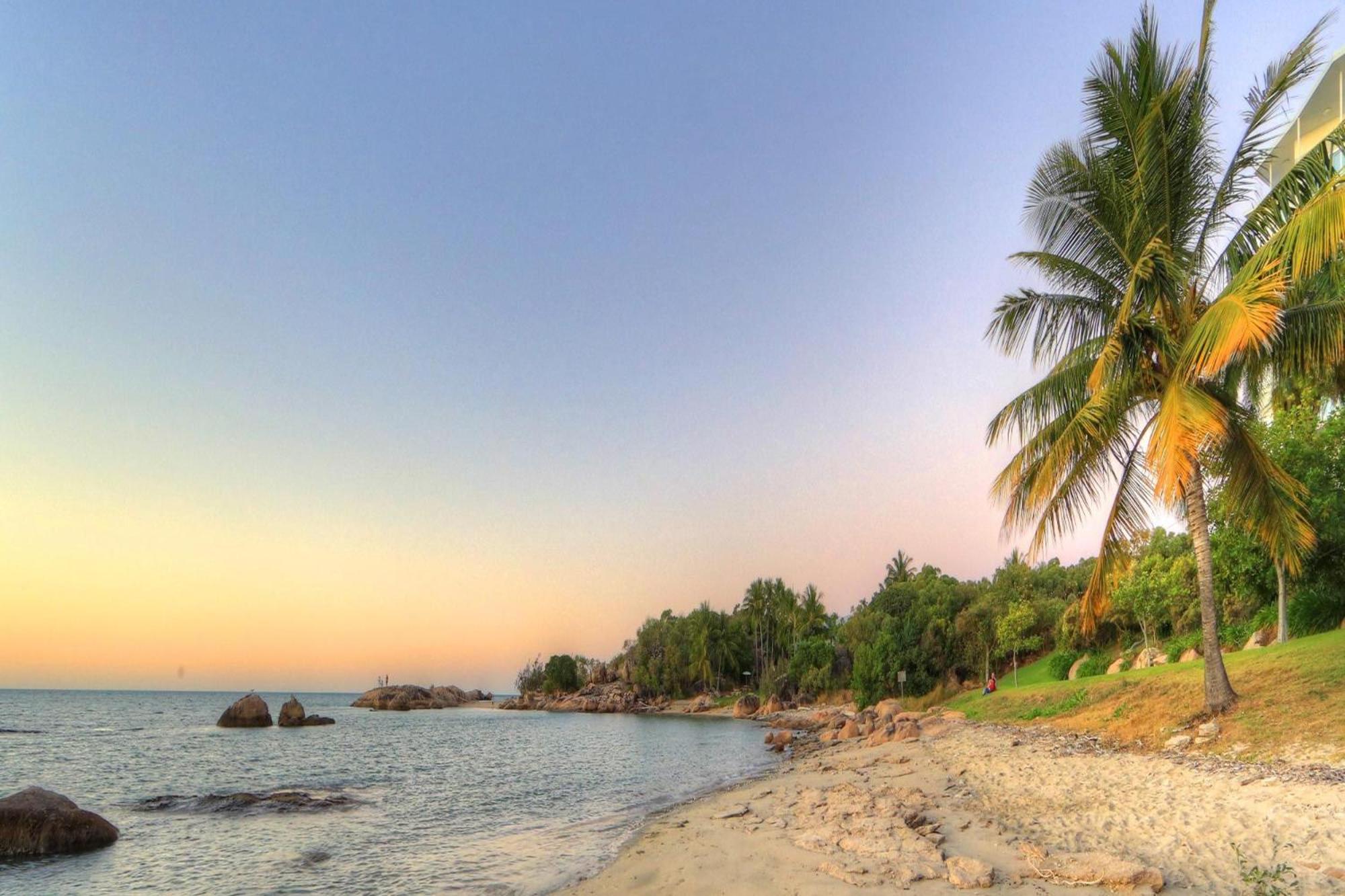 Coral Cove Apartments - Absolute Beachfront Resort Bowen Exteriör bild