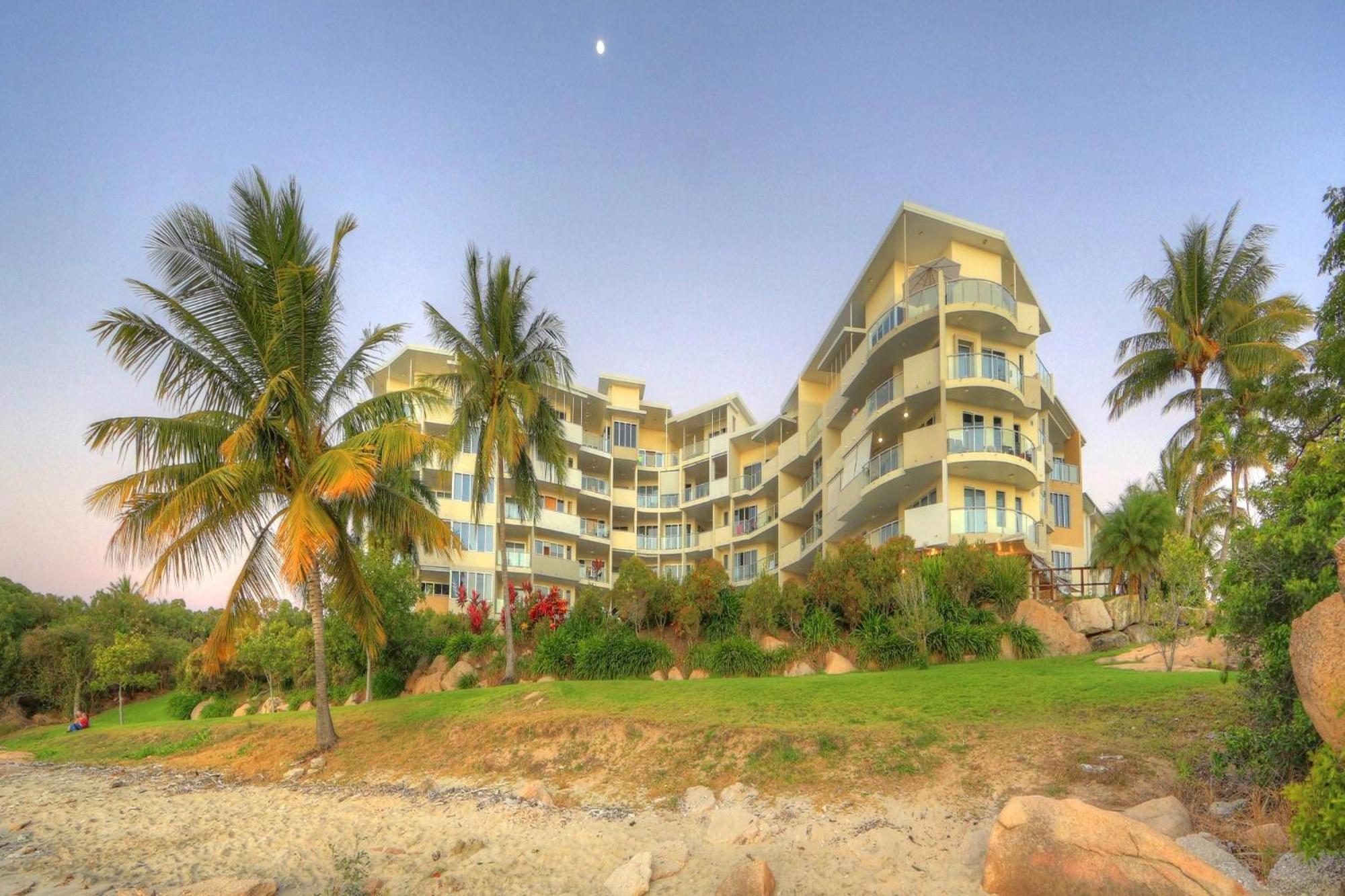 Coral Cove Apartments - Absolute Beachfront Resort Bowen Exteriör bild