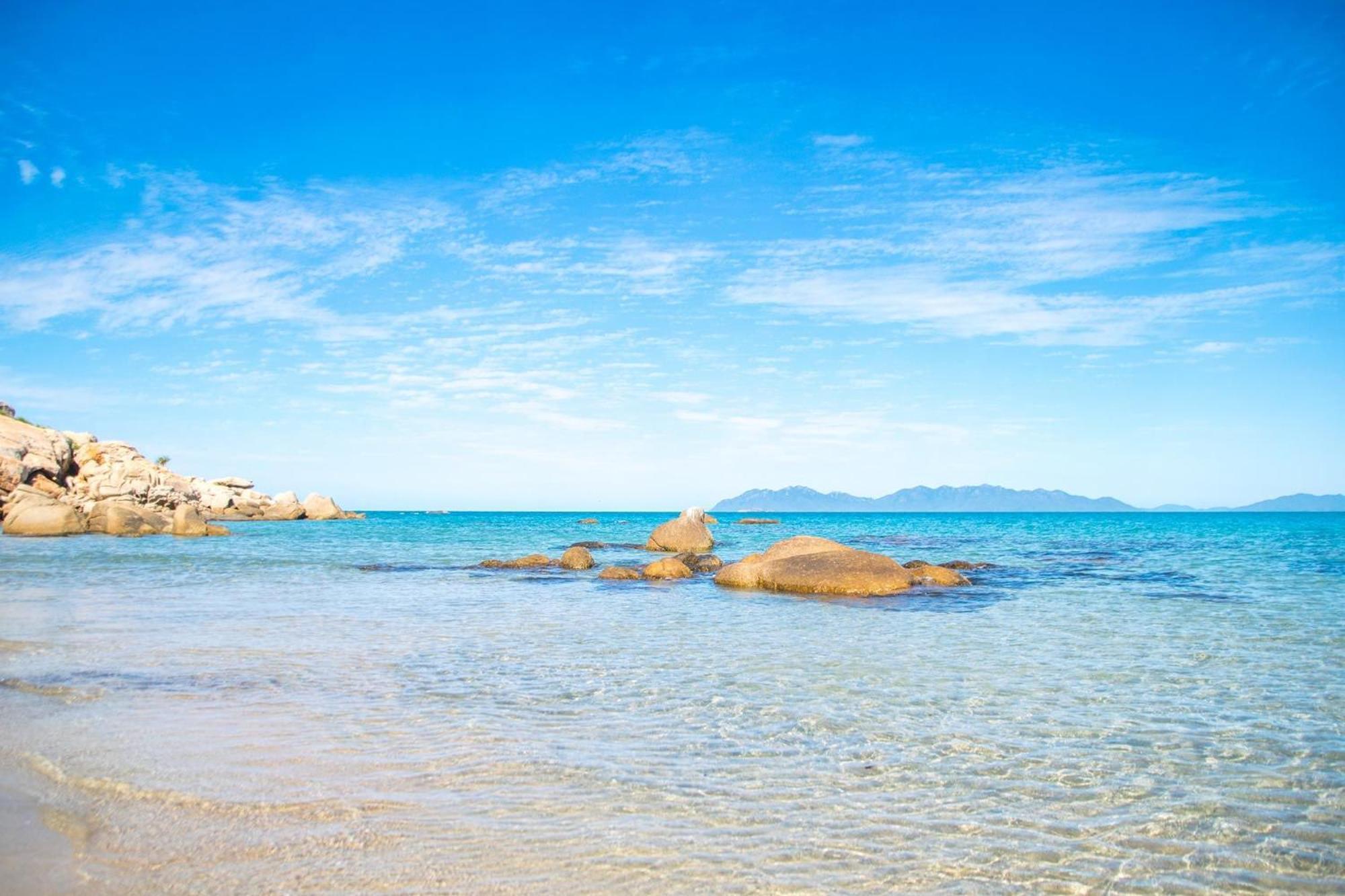 Coral Cove Apartments - Absolute Beachfront Resort Bowen Exteriör bild