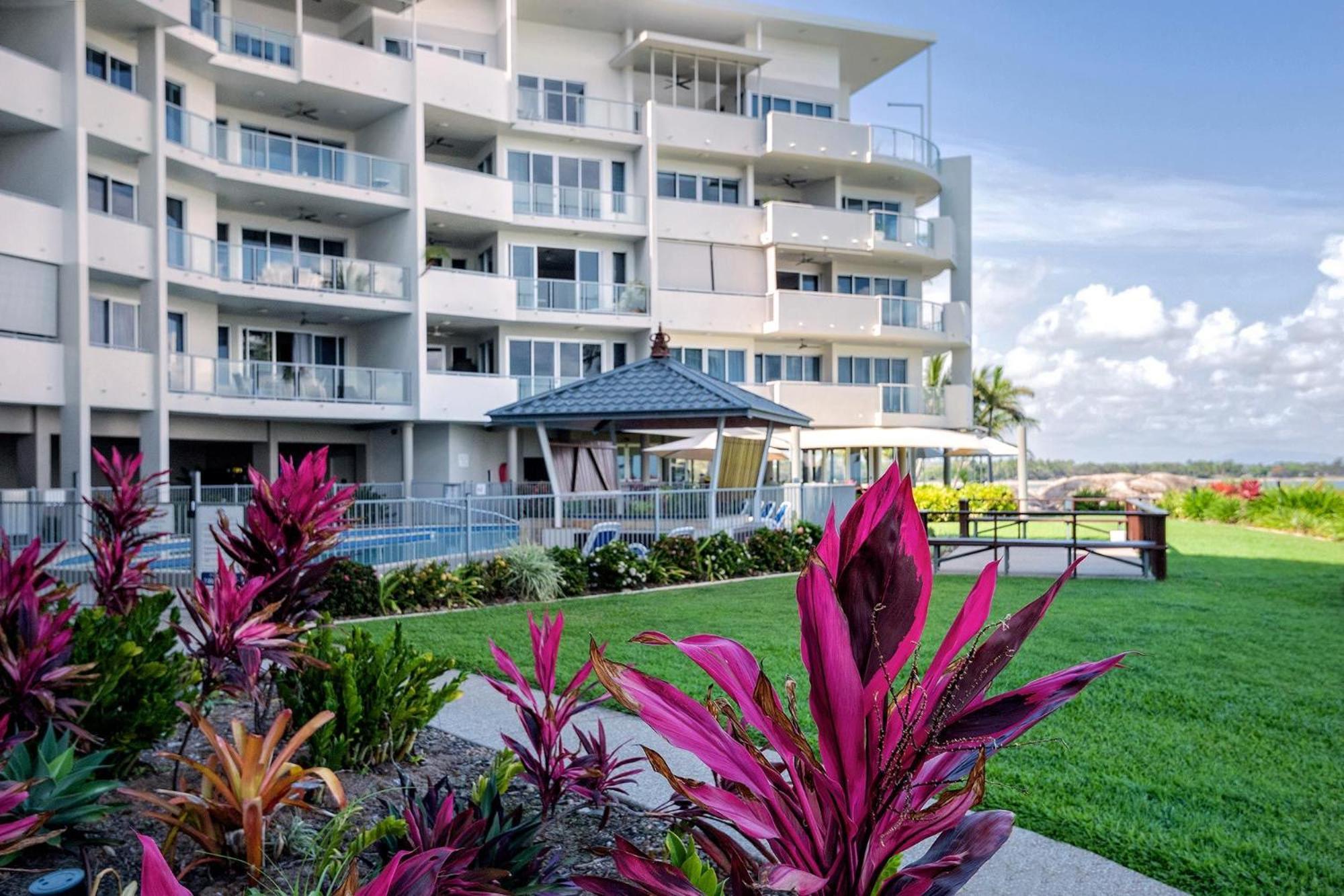 Coral Cove Apartments - Absolute Beachfront Resort Bowen Exteriör bild