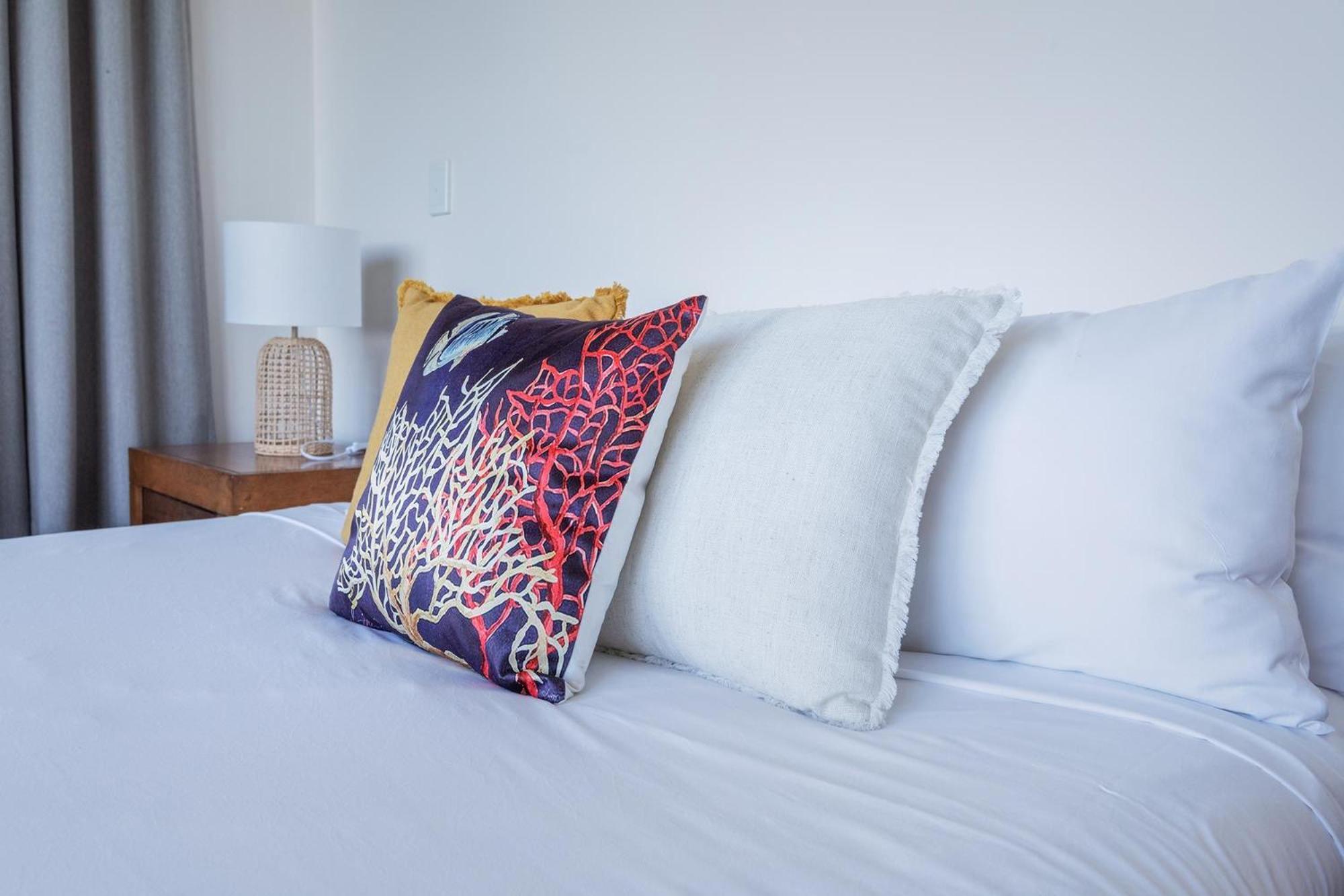 Coral Cove Apartments - Absolute Beachfront Resort Bowen Exteriör bild