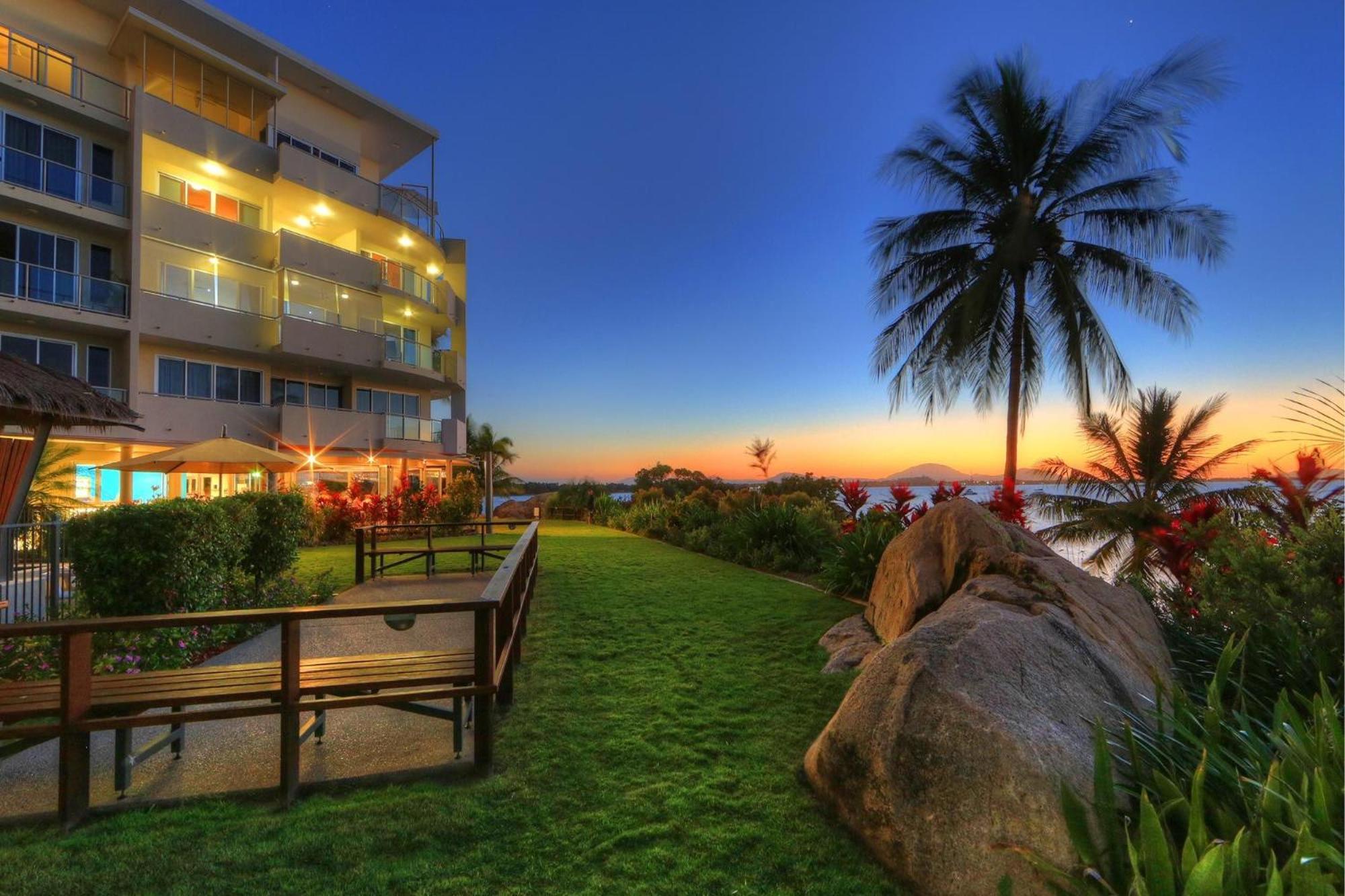 Coral Cove Apartments - Absolute Beachfront Resort Bowen Exteriör bild