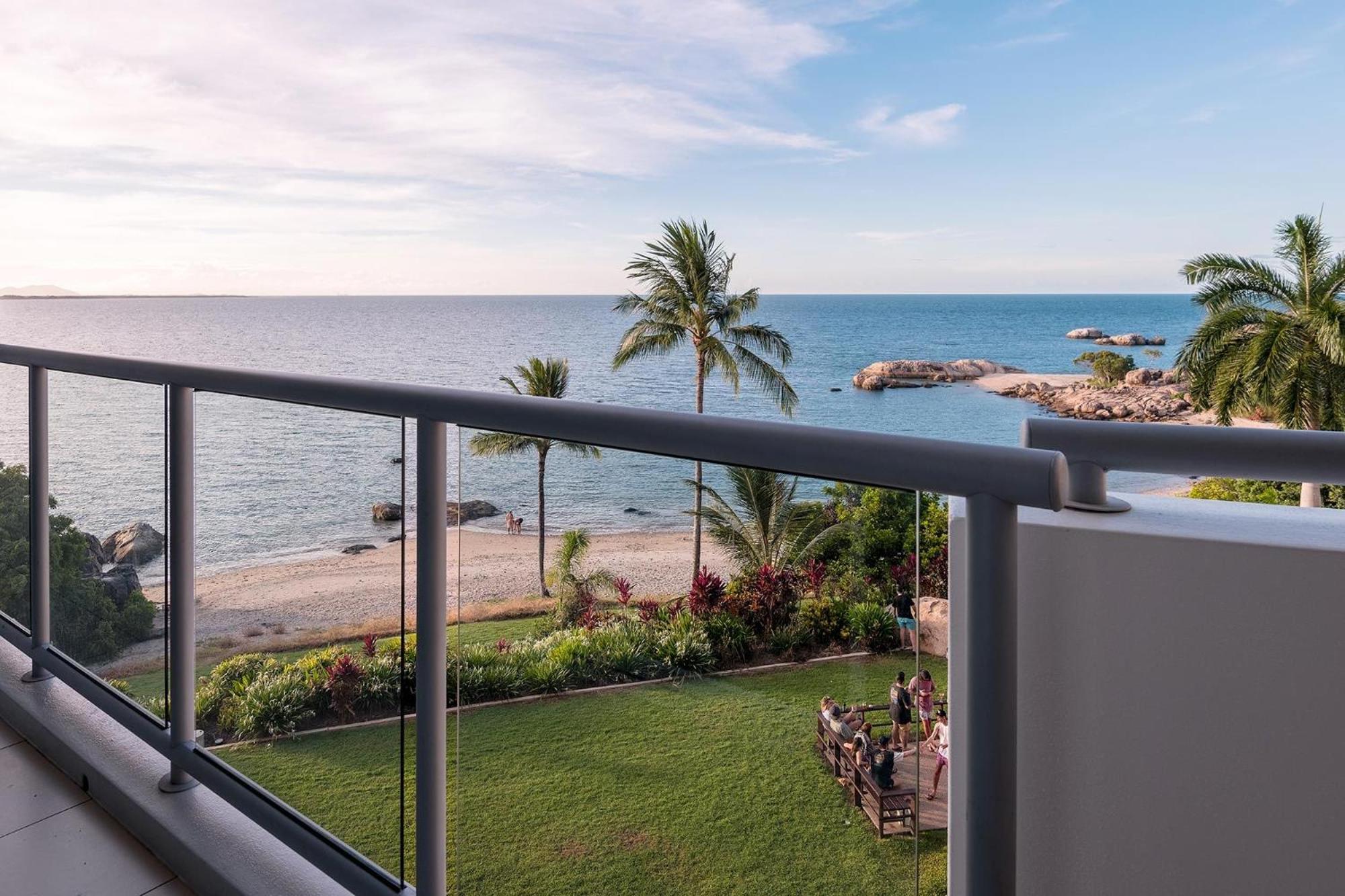 Coral Cove Apartments - Absolute Beachfront Resort Bowen Exteriör bild