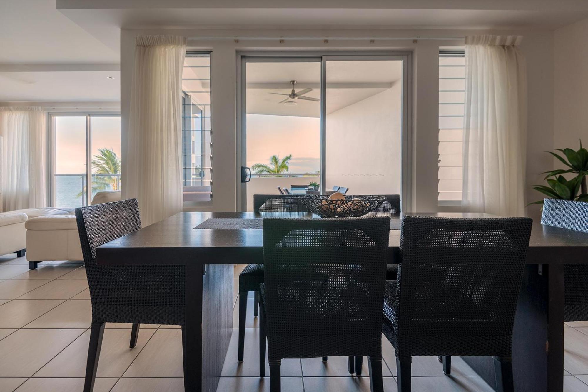 Coral Cove Apartments - Absolute Beachfront Resort Bowen Exteriör bild