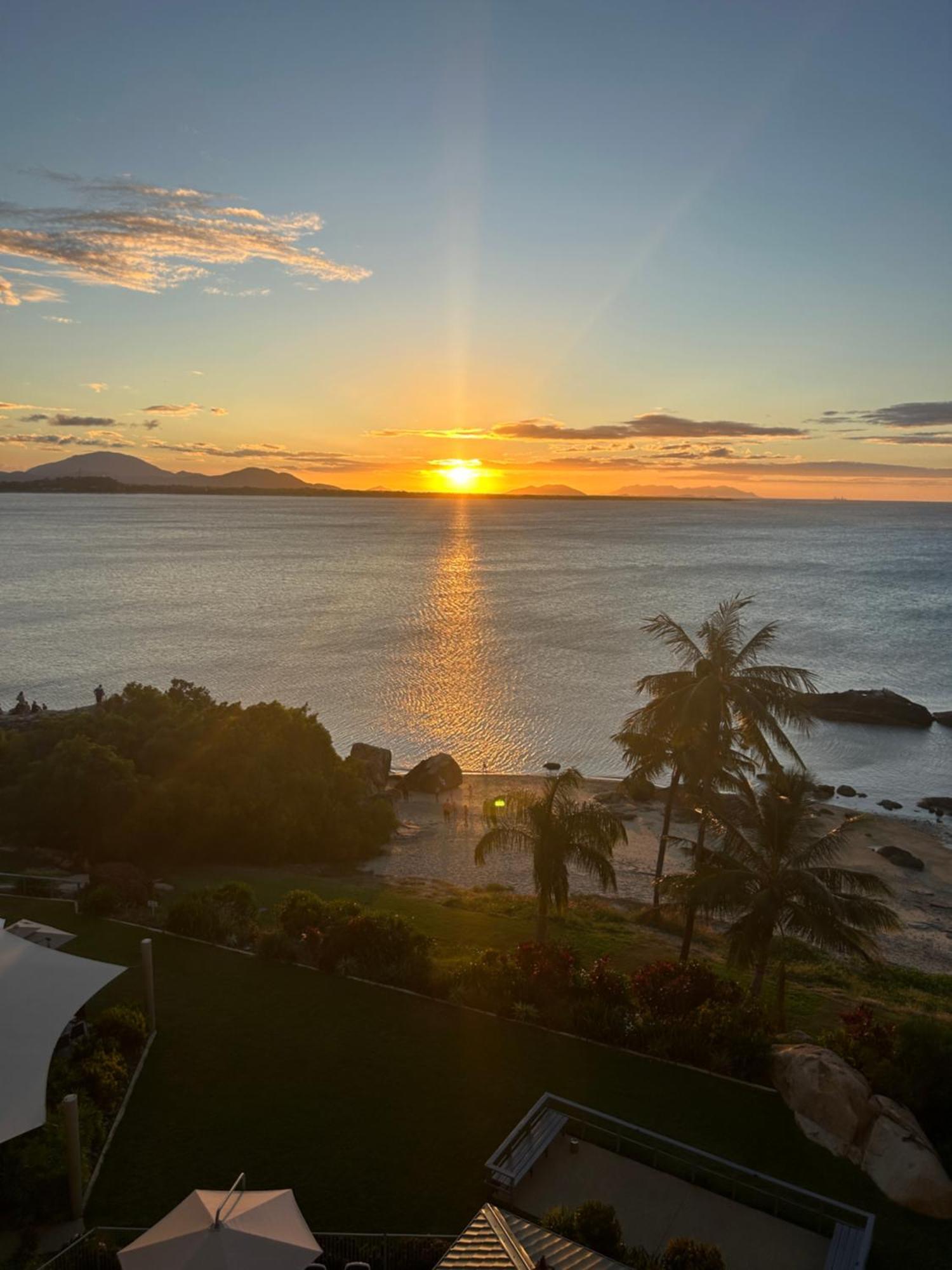 Coral Cove Apartments - Absolute Beachfront Resort Bowen Exteriör bild