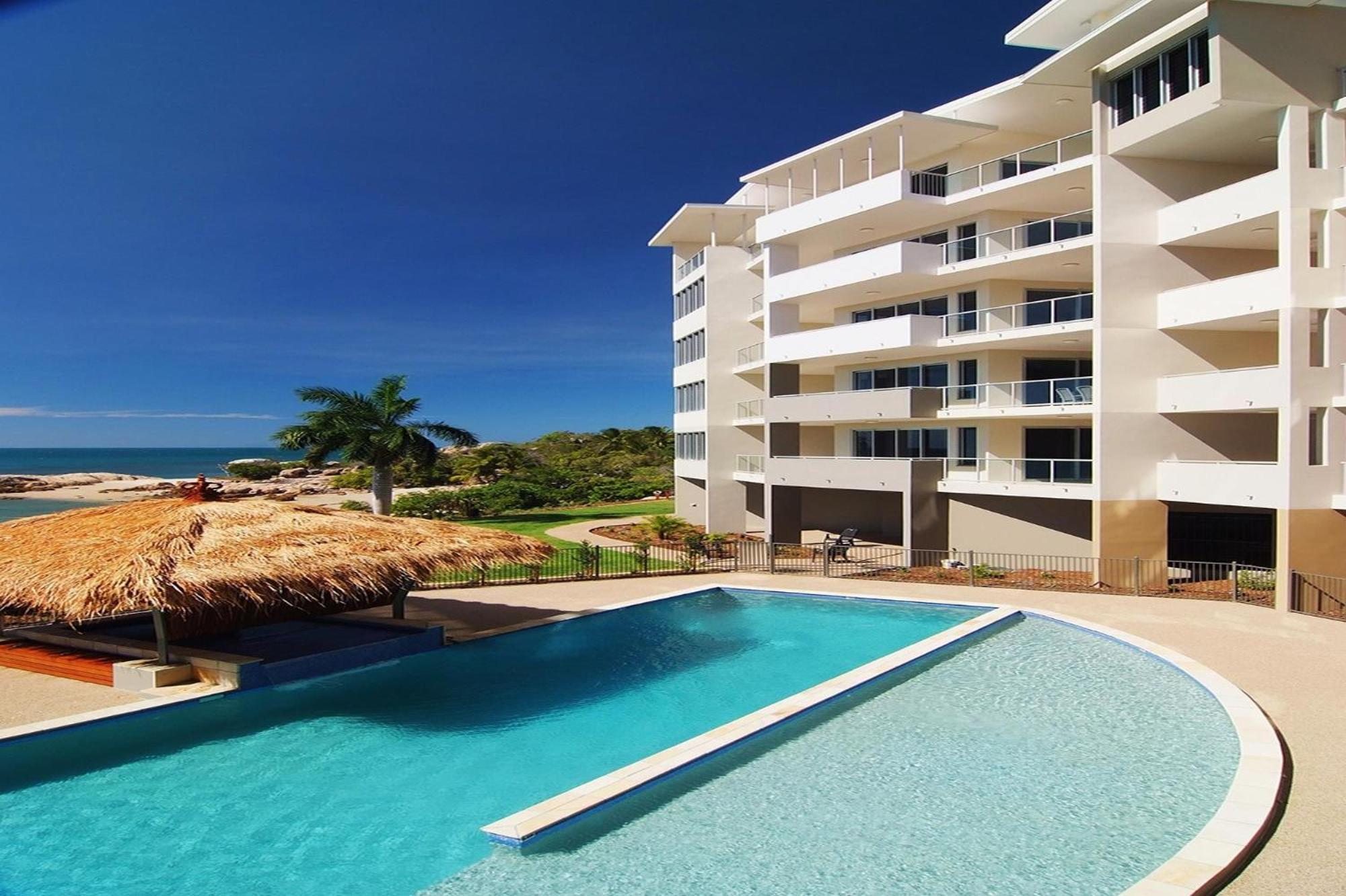 Coral Cove Apartments - Absolute Beachfront Resort Bowen Exteriör bild