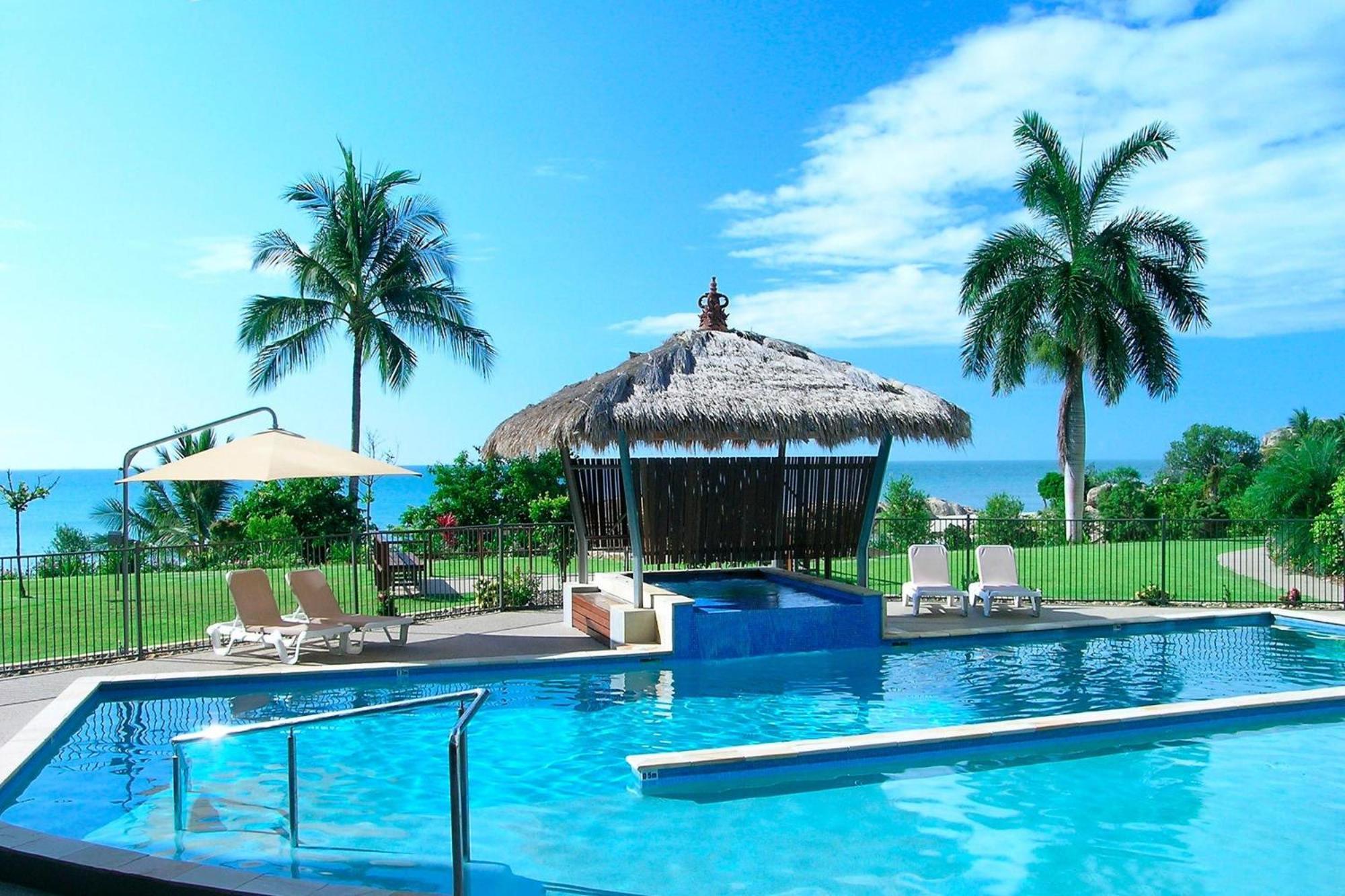 Coral Cove Apartments - Absolute Beachfront Resort Bowen Exteriör bild
