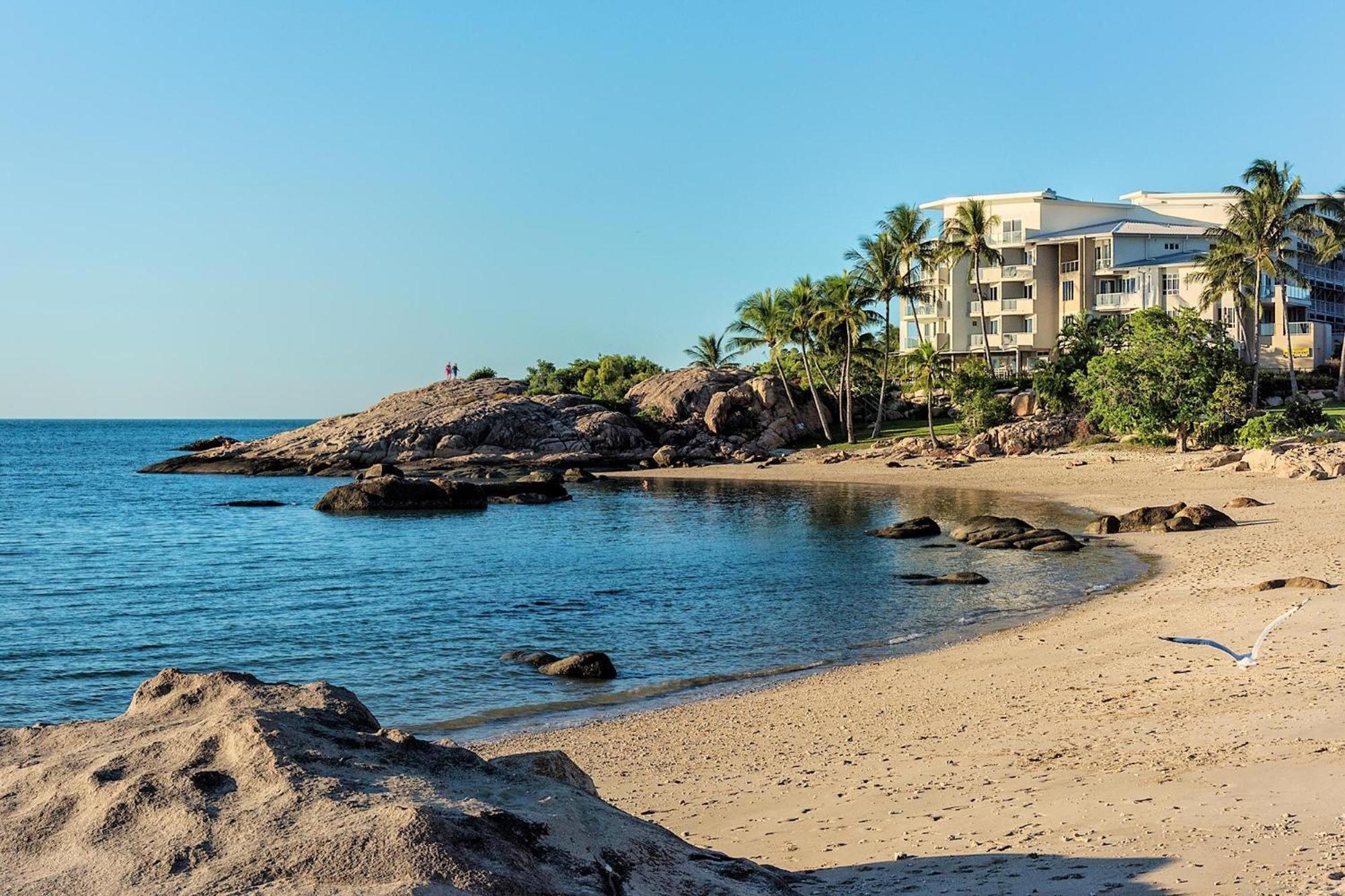 Coral Cove Apartments - Absolute Beachfront Resort Bowen Exteriör bild