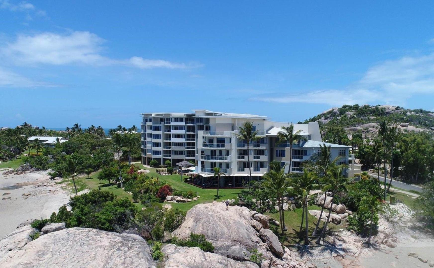 Coral Cove Apartments - Absolute Beachfront Resort Bowen Exteriör bild
